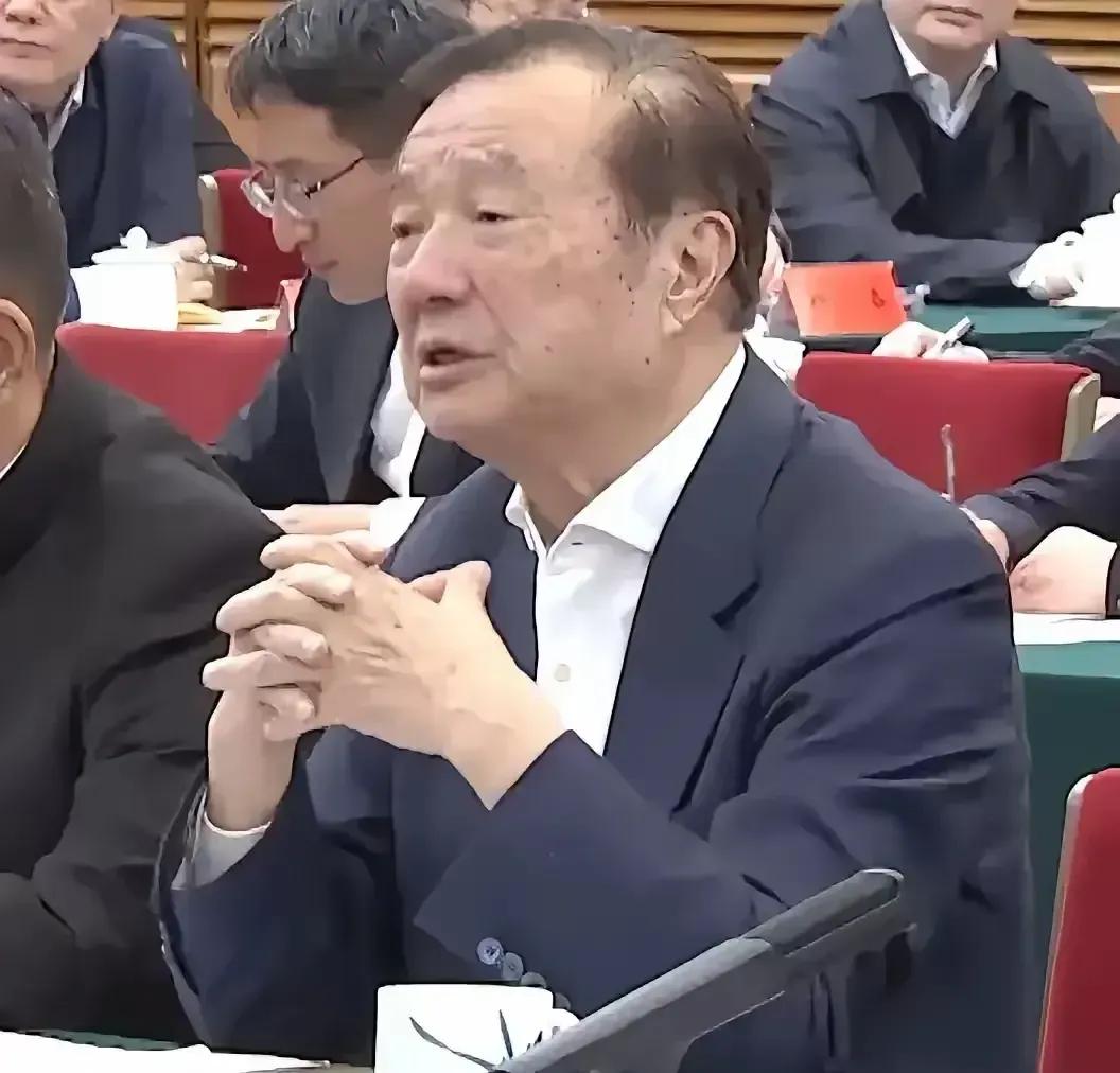 在座谈会上，任正非刚开口，现场顿时就安静了。任正非说：“咱们这些年可是啥难处都遇