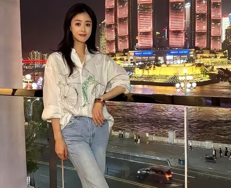 蒋欣的近照，​越来越能get到她的美，​看的出来脸确实小确实瘦也确实是骨
