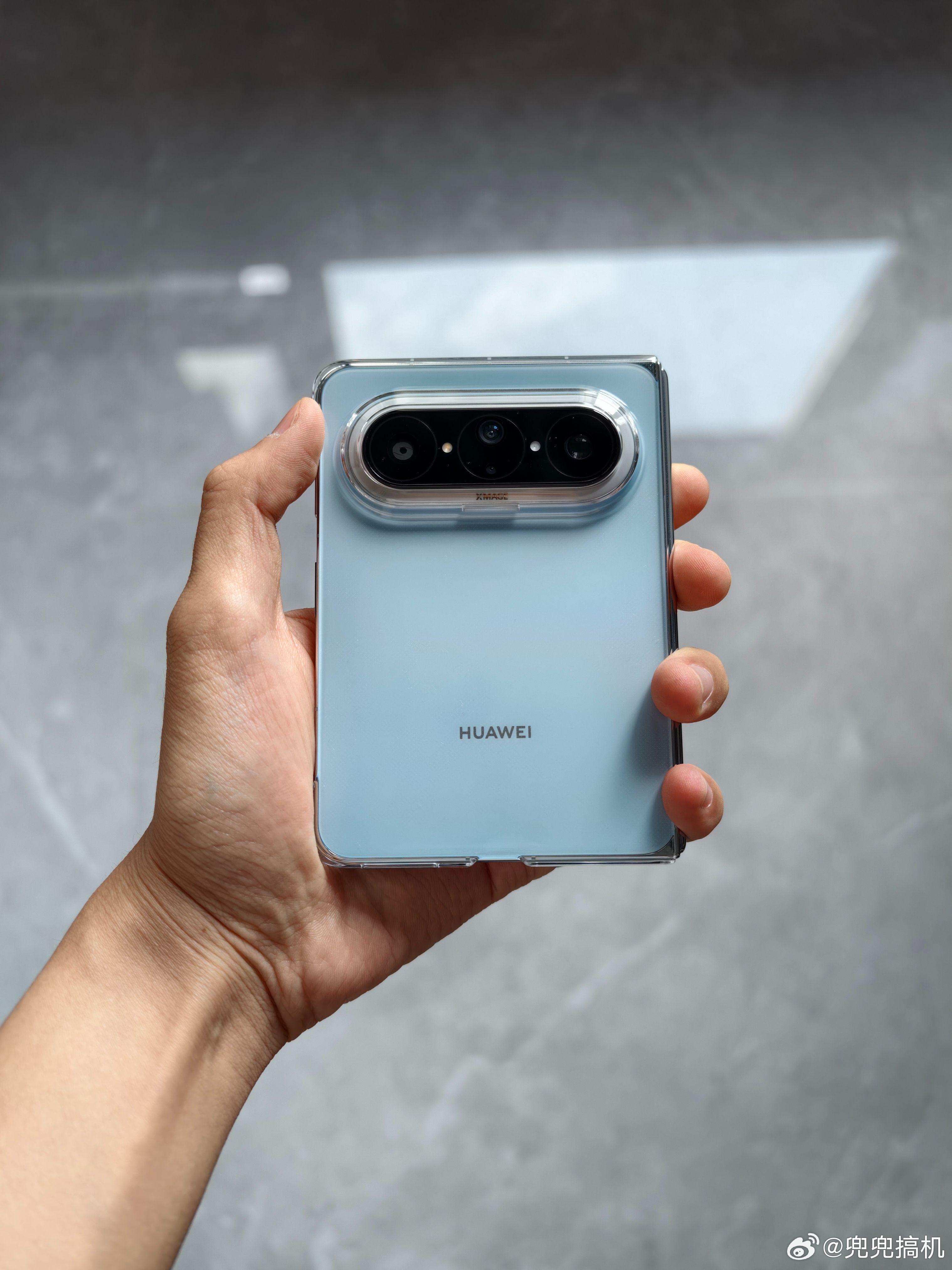 溢价买iPhoneDuo还是冲华为昨晚八点那一波，朋友圈里有抢到的在晒单，没抢到