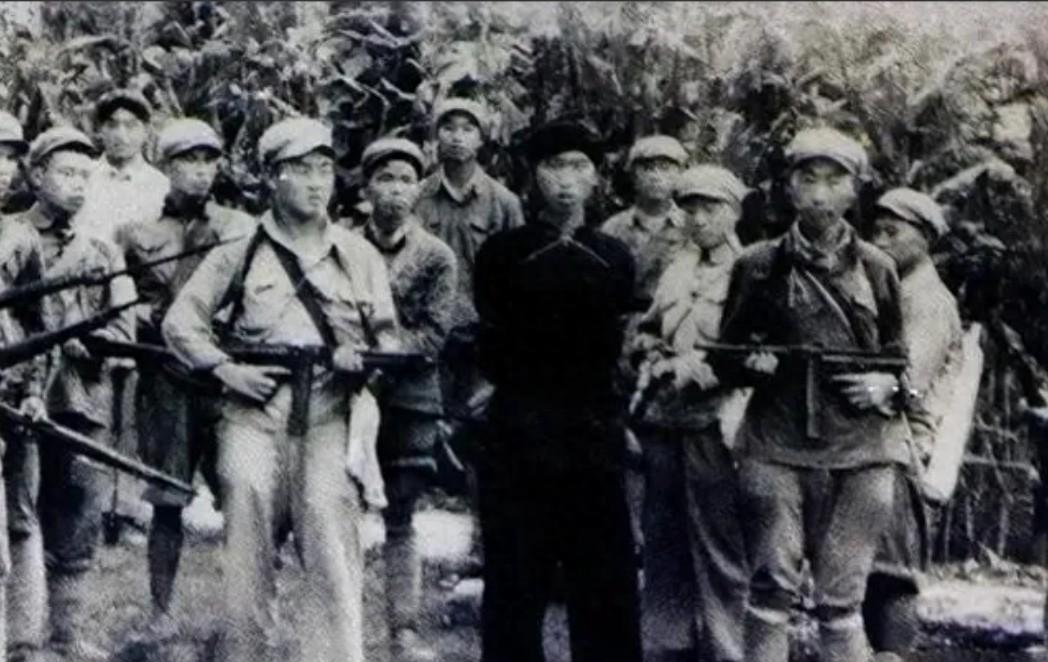 1965年，3个农民上山砍柴，突然看到一男一女坐在岩石上，3人大惊：“这不是土匪