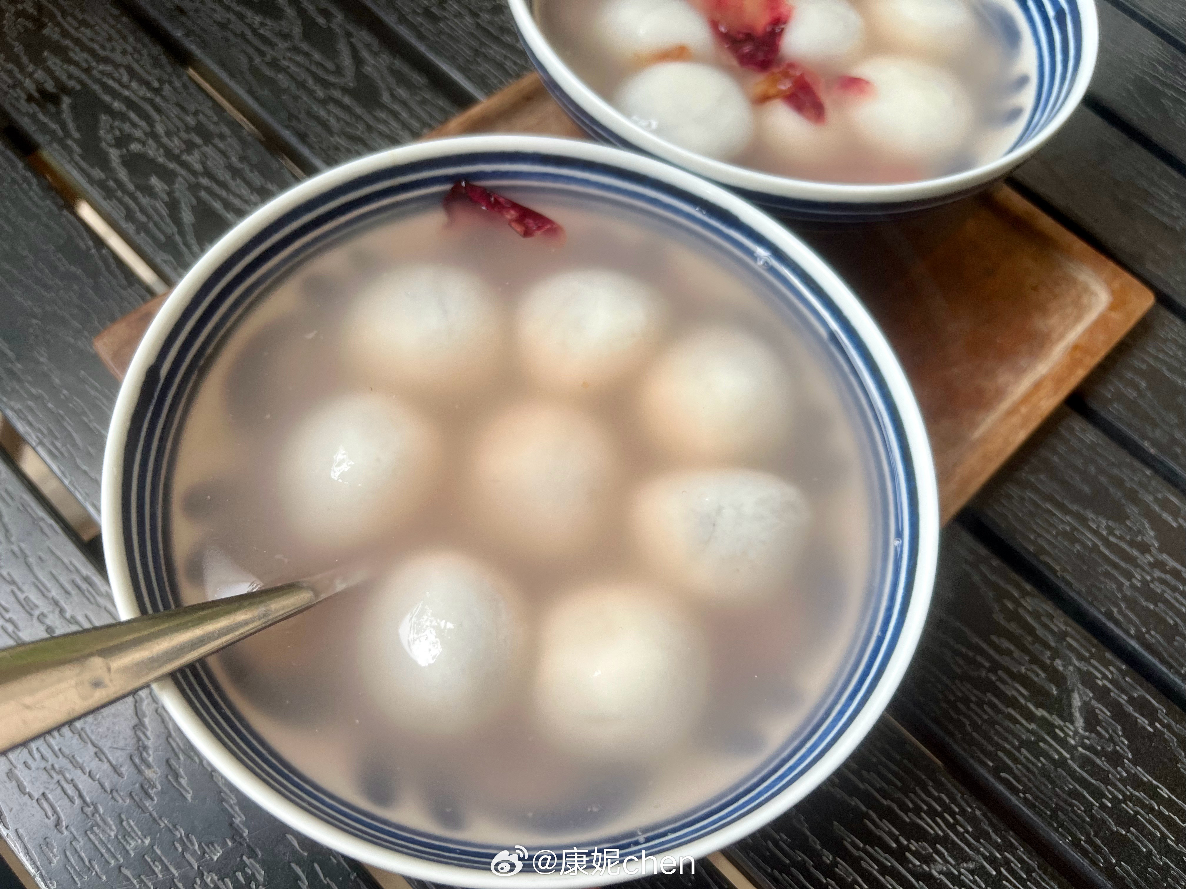 周六清晨，煮了一碗花生核桃馅汤圆，白白糯糯，咬开是香浓颗粒感。随手加了点玫瑰酱，