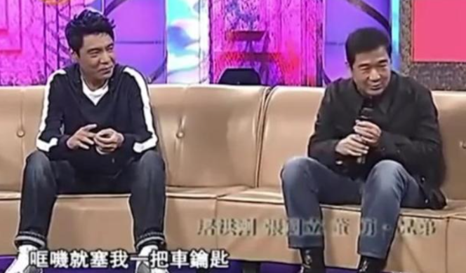 一次，屠洪刚请张国立去外面餐馆吃饭，饭还没吃完，就突然跟邻桌打起来了，酒瓶子满天
