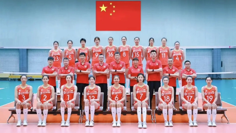 新一届中国女排集体大合照正式亮相！全新的一支中国女排啊！中国女排队长6号龚翔宇稳