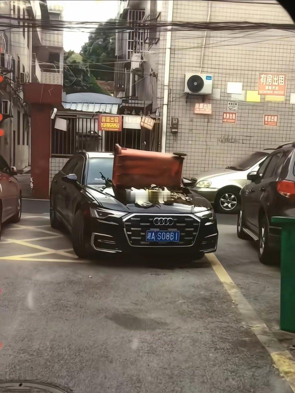一己之力挡了那么多台车消防通道这么大的字他看不见吗？​​​