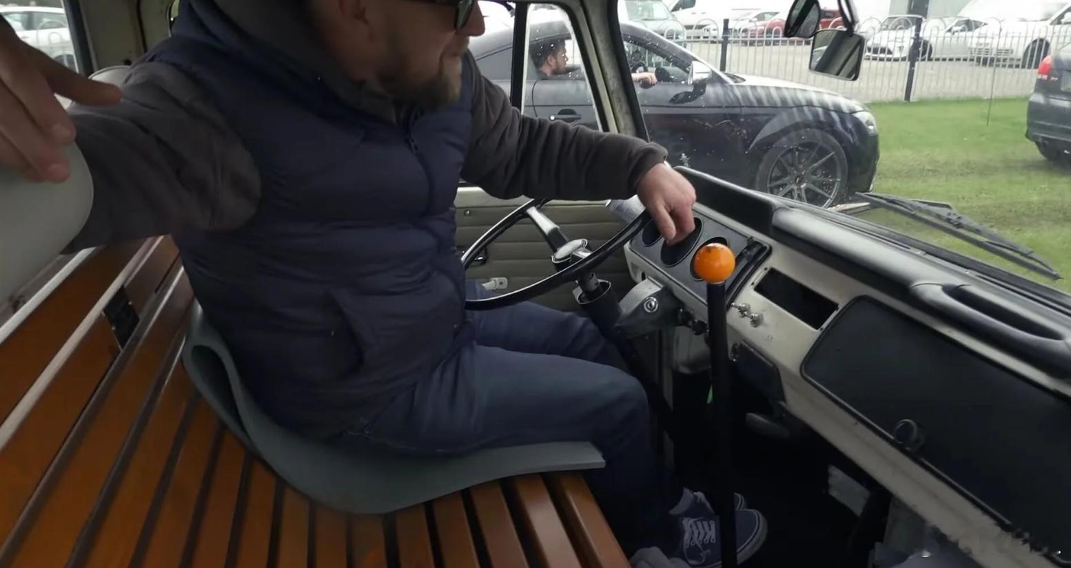 木板的座椅是不是得垫个海绵垫儿，这玩意直接做，不隔屁股嘛？