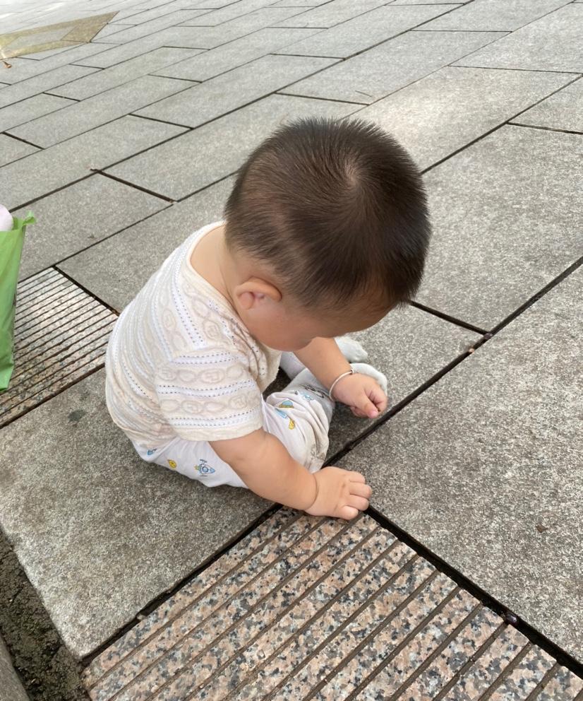 带娃以后才知道：1.给宝宝洗澡前先不用给他脱尿不湿，要不然他就会拉一泡大的。