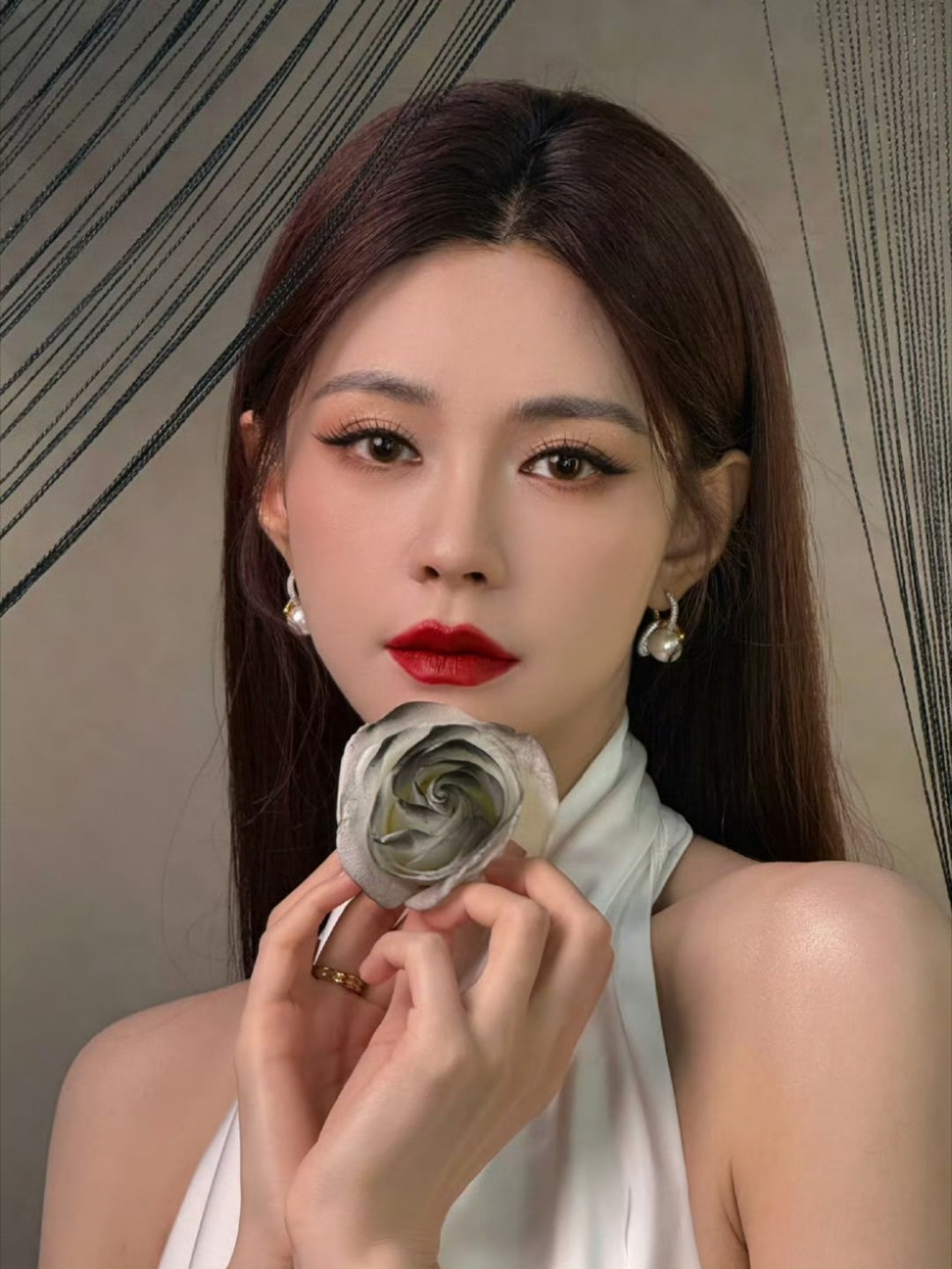 沈梦辰白裙红唇，谁能拒绝这又美又飒的姐姐呢？