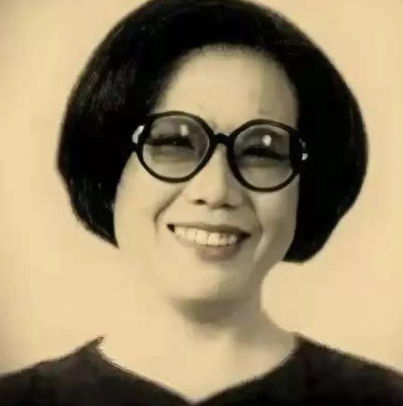 1942年，著名女作家沉樱正怀3胎时，得知丈夫把全部家当了3万块，拿去给戏子赎身