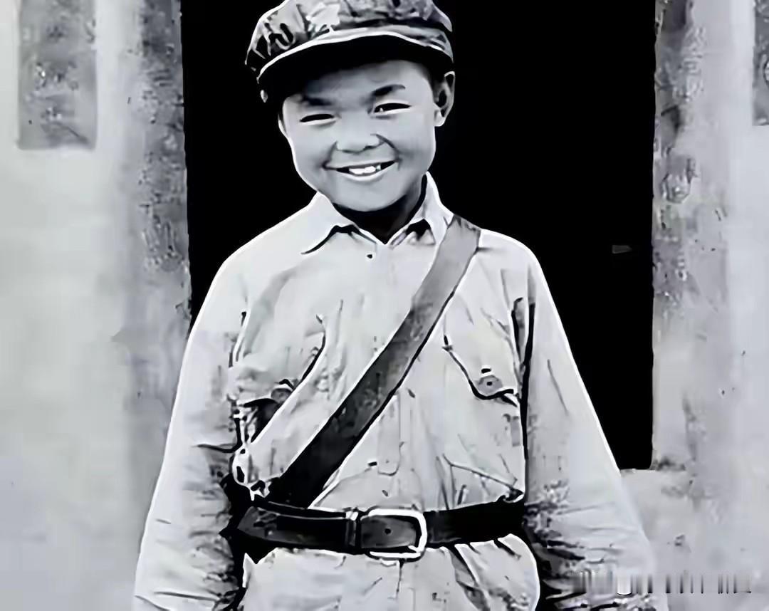7岁扛枪，9岁爬雪山，29岁独眼中校敬礼时，首长愣住了1955年授衔现场。