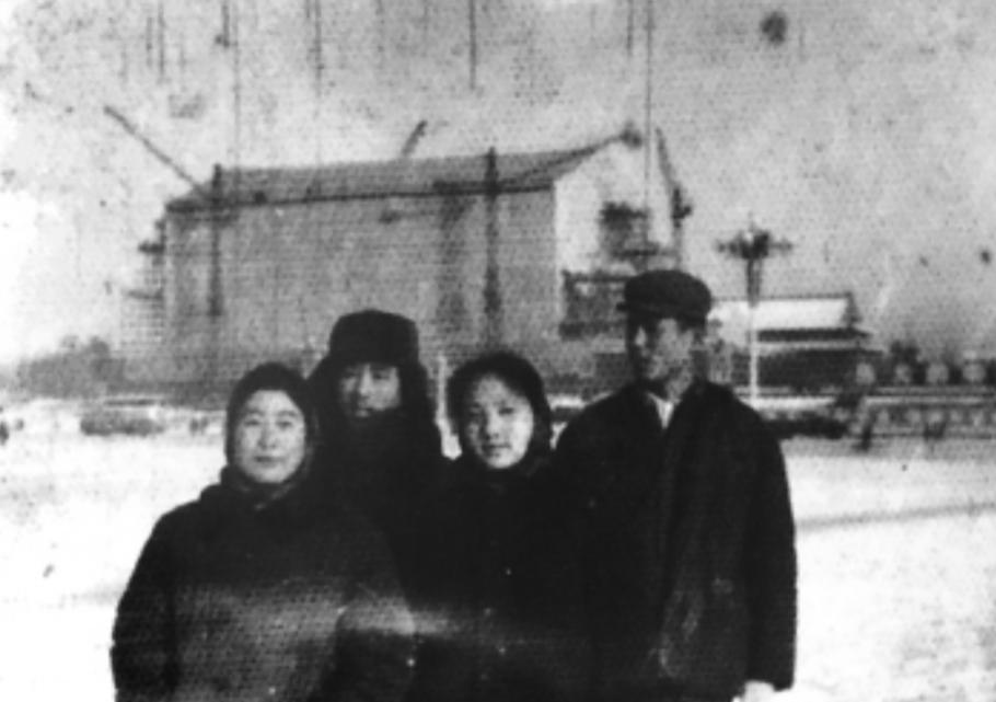 中央打算拆掉天安门广场再重新建设，然而在施工的时候，工人们在旧天安门的屋顶上发现