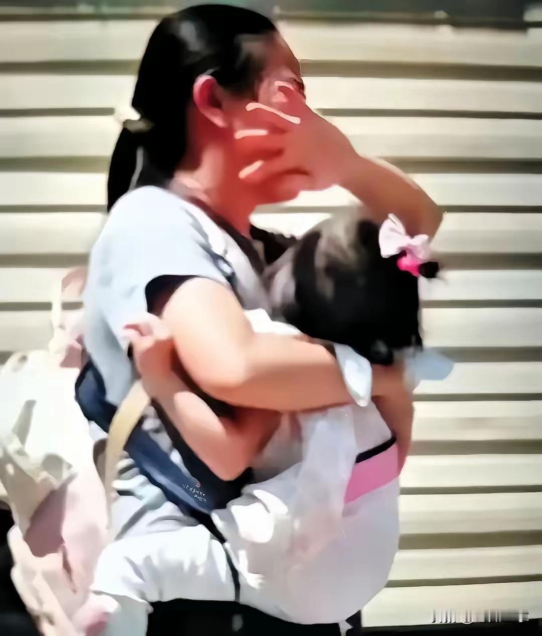 泪目！南宁火车站东广场，一个远嫁女子离婚后抱着一个孩子、背着一个孩子，手里拎着塑