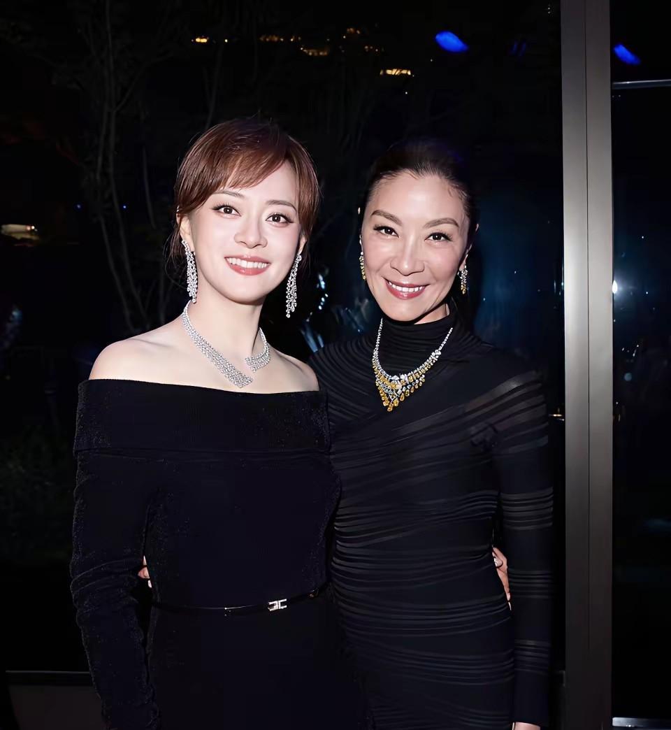 这公平吗？孙俪、杨紫琼两代美女明星同框，她俩同穿一袭黑色高定时装，面带微笑，气