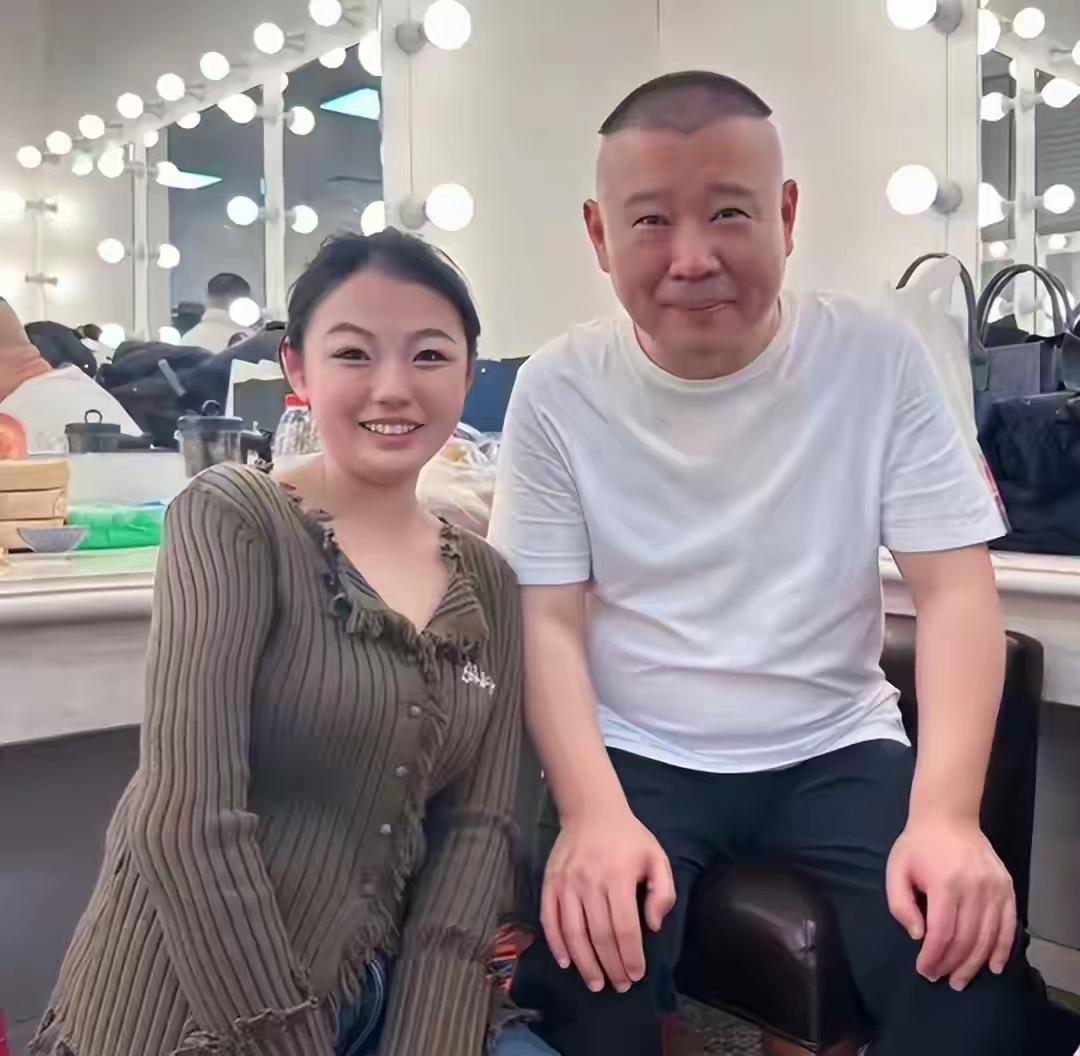 【郭德纲这个动作说明要力捧赵芸一了，你怎么看？】7月15日，郭德纲空降德云鼓曲