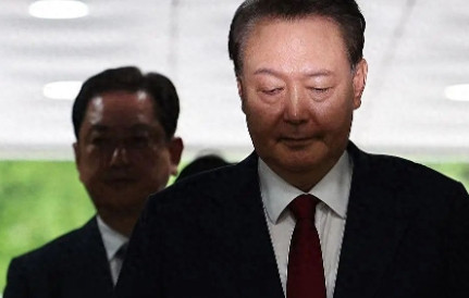坐牢又不是享福！最近韩国气温都飙到40℃了，可首尔拘留所里，前总统尹锡悦的支持