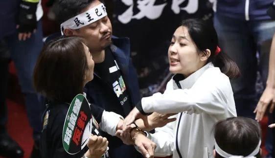 “他们叫我冲，出事全缩，真的太怂了！”国民党籍“立委”徐巧芯私下抱怨。此前在AI