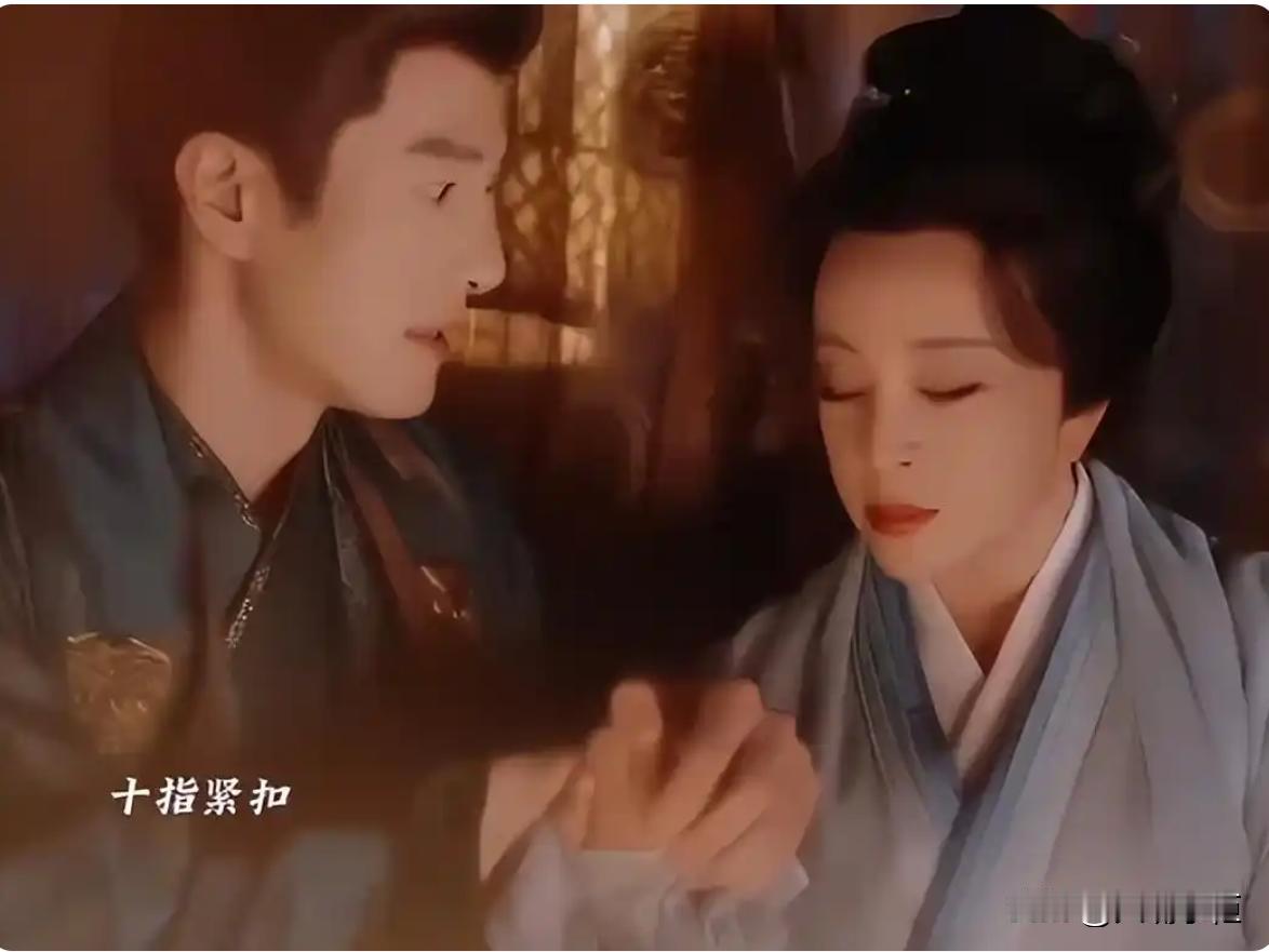 30岁的短剧演员和75岁的刘晓庆拍吻戏，点赞“这是工伤”。参加综艺还不过瘾，7