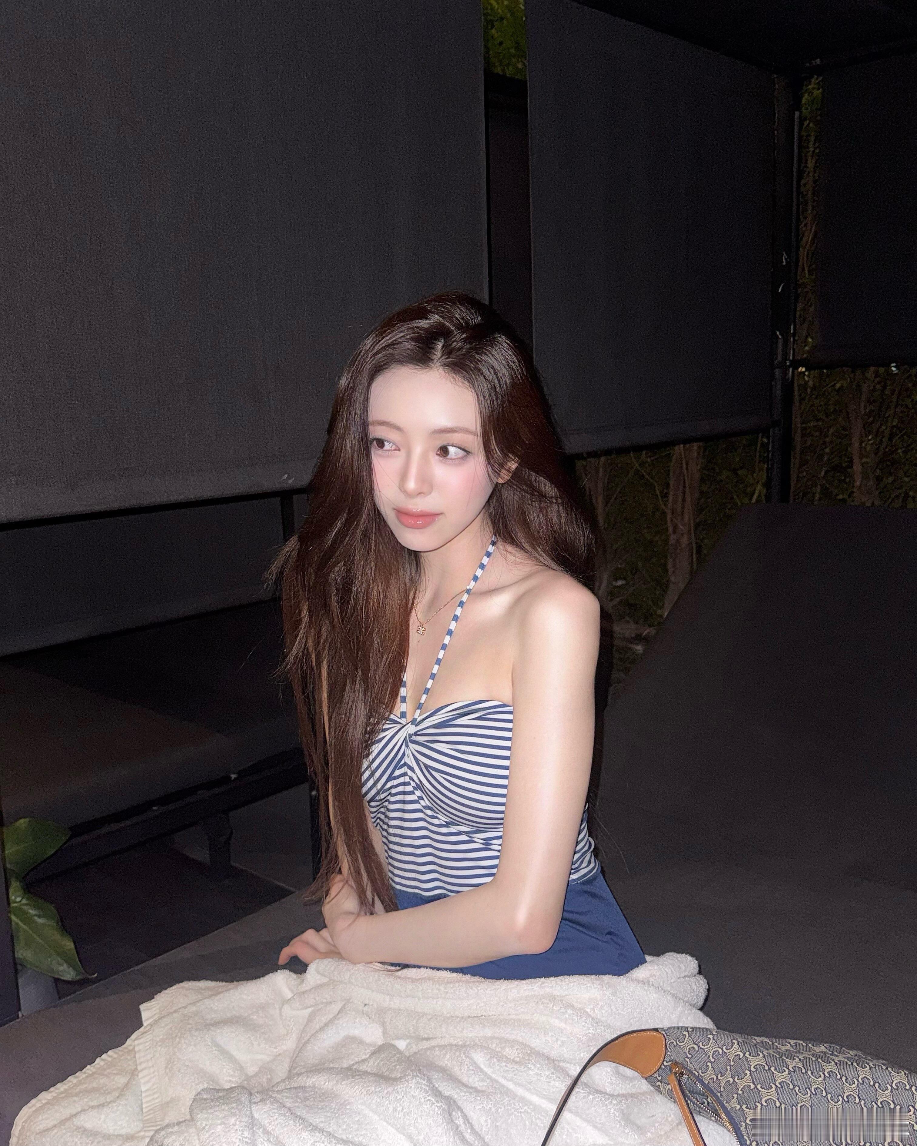 申有娜穿了泳衣该不会有假胯了吧？