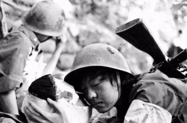 1985年，东方歌舞团演员于淑晴赴老山慰问演出后，一位19岁的战士拦住她，说出了