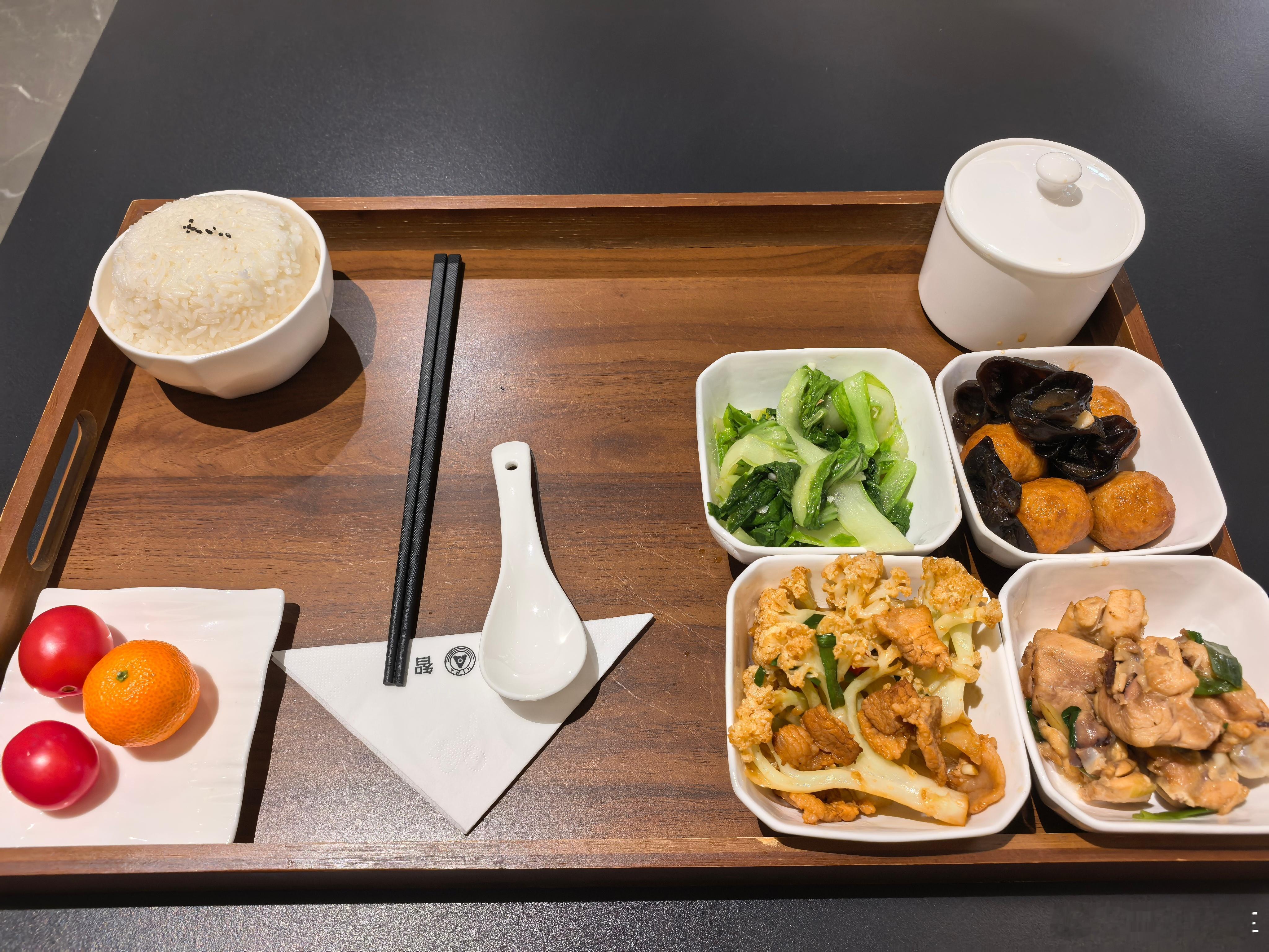 今天正好过来这边，在鸿蒙智行大饭店吃个午餐。四菜一汤，三荤一素，还带水果。味道也