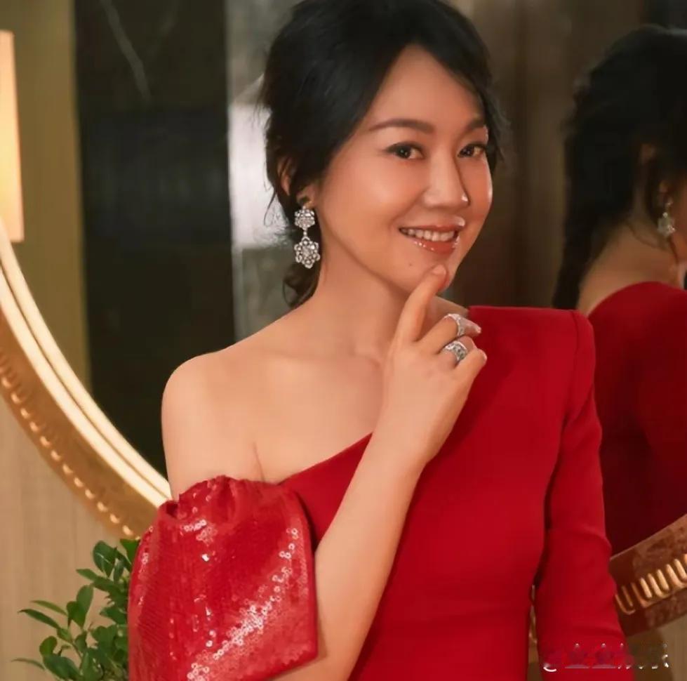 19年前，邹伟宁愿净身出户，也要与闫妮结束婚姻。离婚后，他选择低调生活，回归平凡