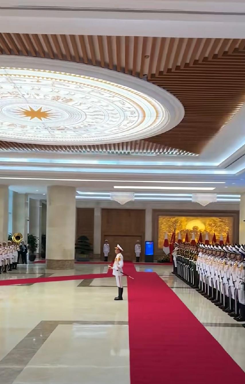 越南仪仗队有模有样，就是缺点什么。