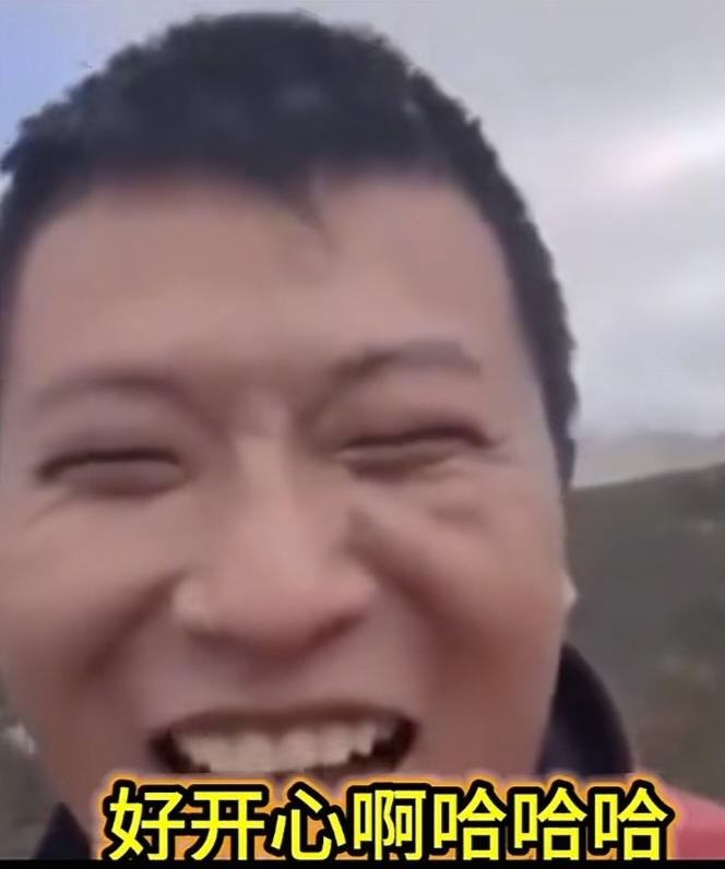 甜甜圈王伟恒现在的变化太大了。刚去美国那时：甜甜圈真好吃，好开心，我来到美国了