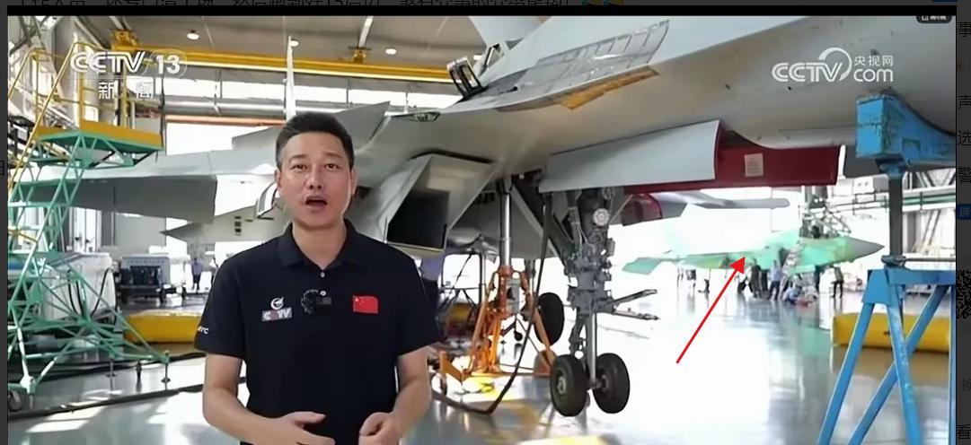 还是央视水平高，润物细无声的境界拿捏的死死的。央视曝光了歼15T，结果镜头背后那
