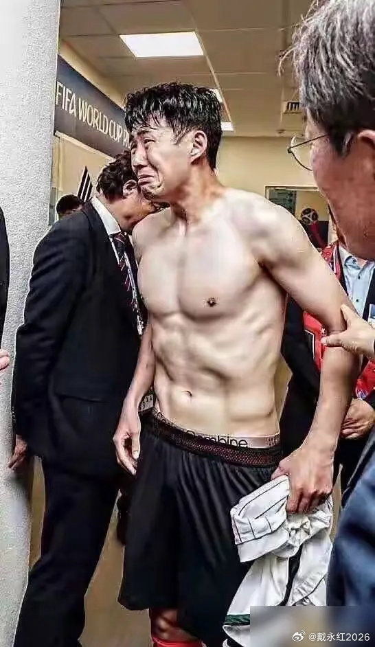 孙兴慜又哭了。因为输球。一个在英超拿1200万英镑年薪的男人，一个身价7500万