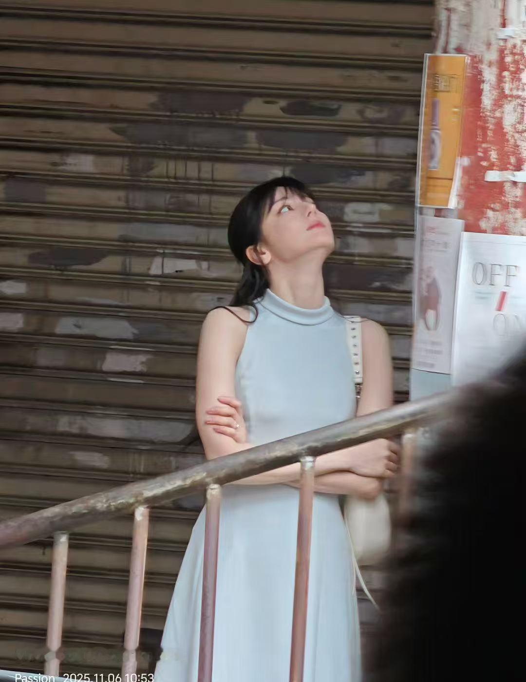 泉州的街头再次迎来热巴的身影，但你知道吗？这次她不只是拍戏那么简单。除了