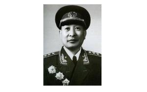 1947年2月，华野政治部副主任钟期光乘车外出，遭到6纵的几个伤员无故殴打。6纵