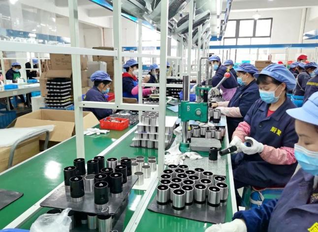 美国对中国的种种打压，目的就只有一个：要中国大量企业倒闭，让大量工人失去工作，让