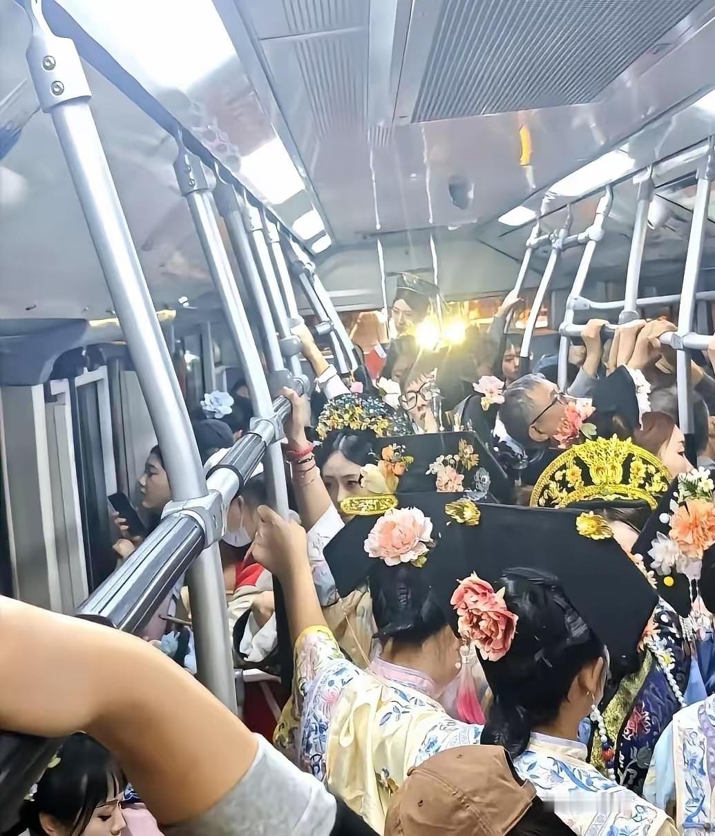 北京东华门街头，以前清宫戏服那叫一个火，简直到处都是。游客们把街角旮旯都站满了，