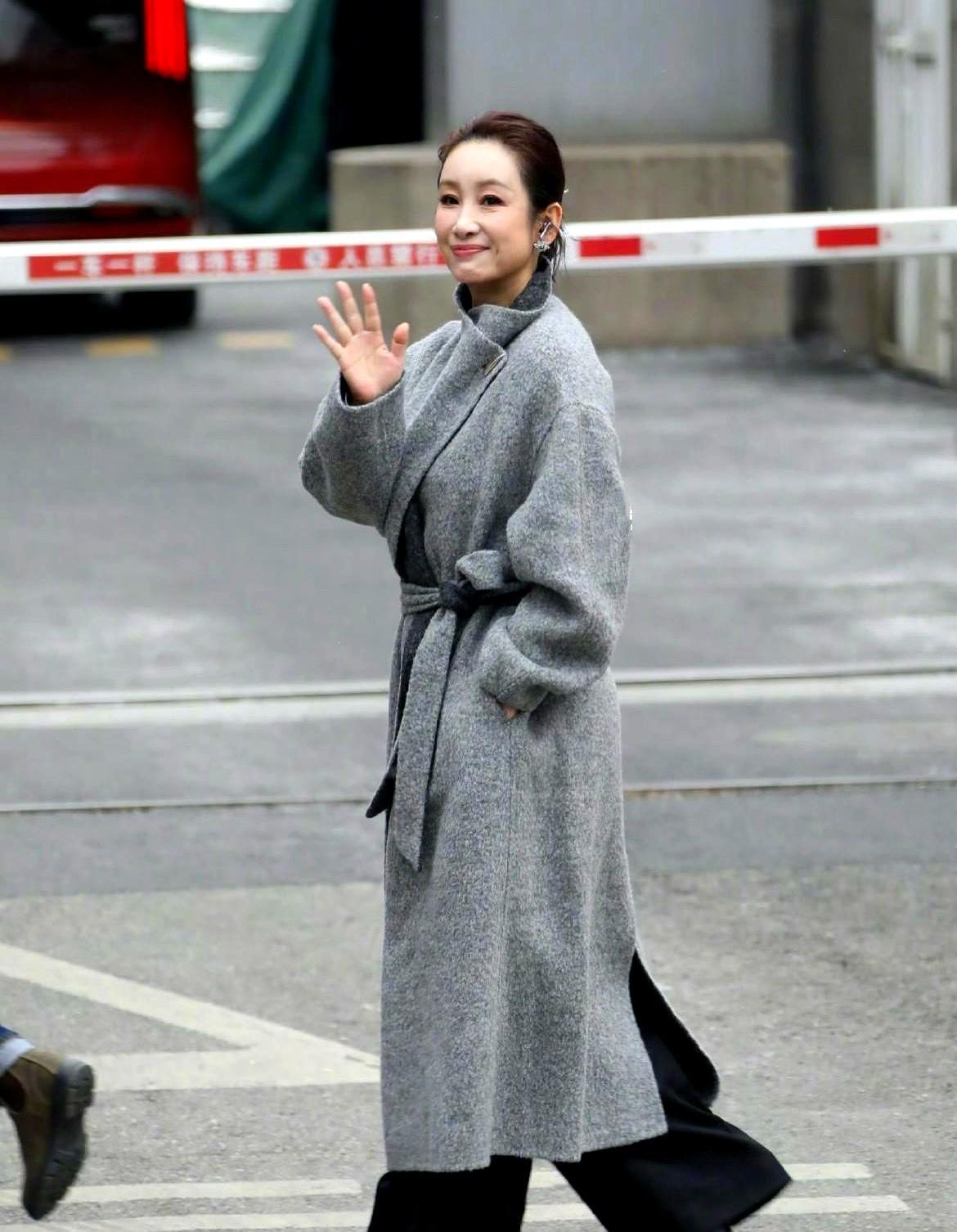 我算看明白了，秦海璐在央视后台的气场，根本不是靠大衣，而是她焊在身上的三件“老头