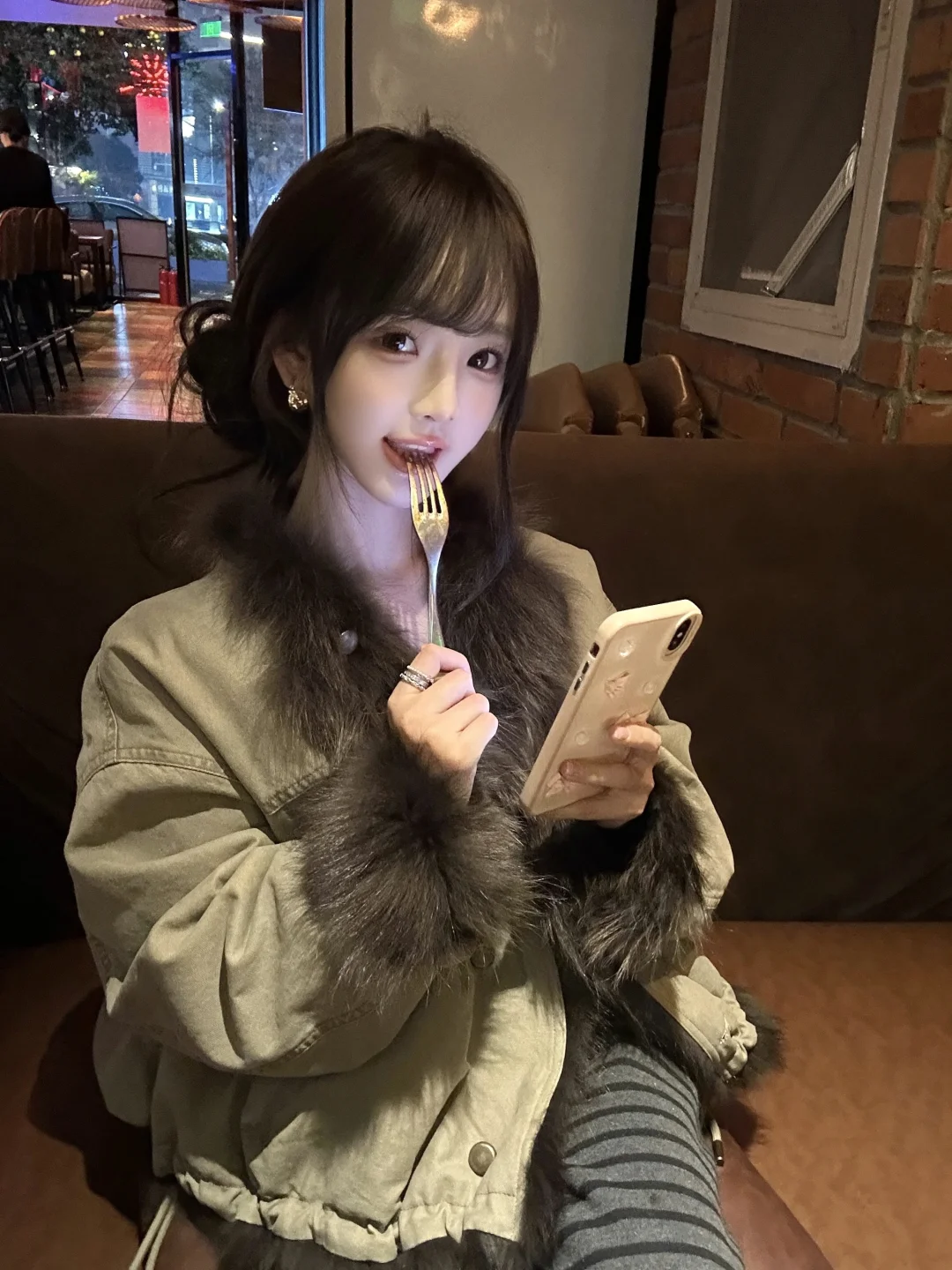 一些氛围感餐厅拍照姿势📷