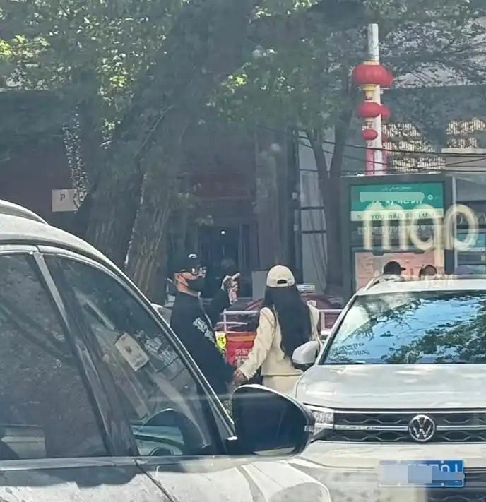 汪峰和森林北在新疆过七夕节，两人牵手逛街购物，看起来好恩爱！[灵光一
