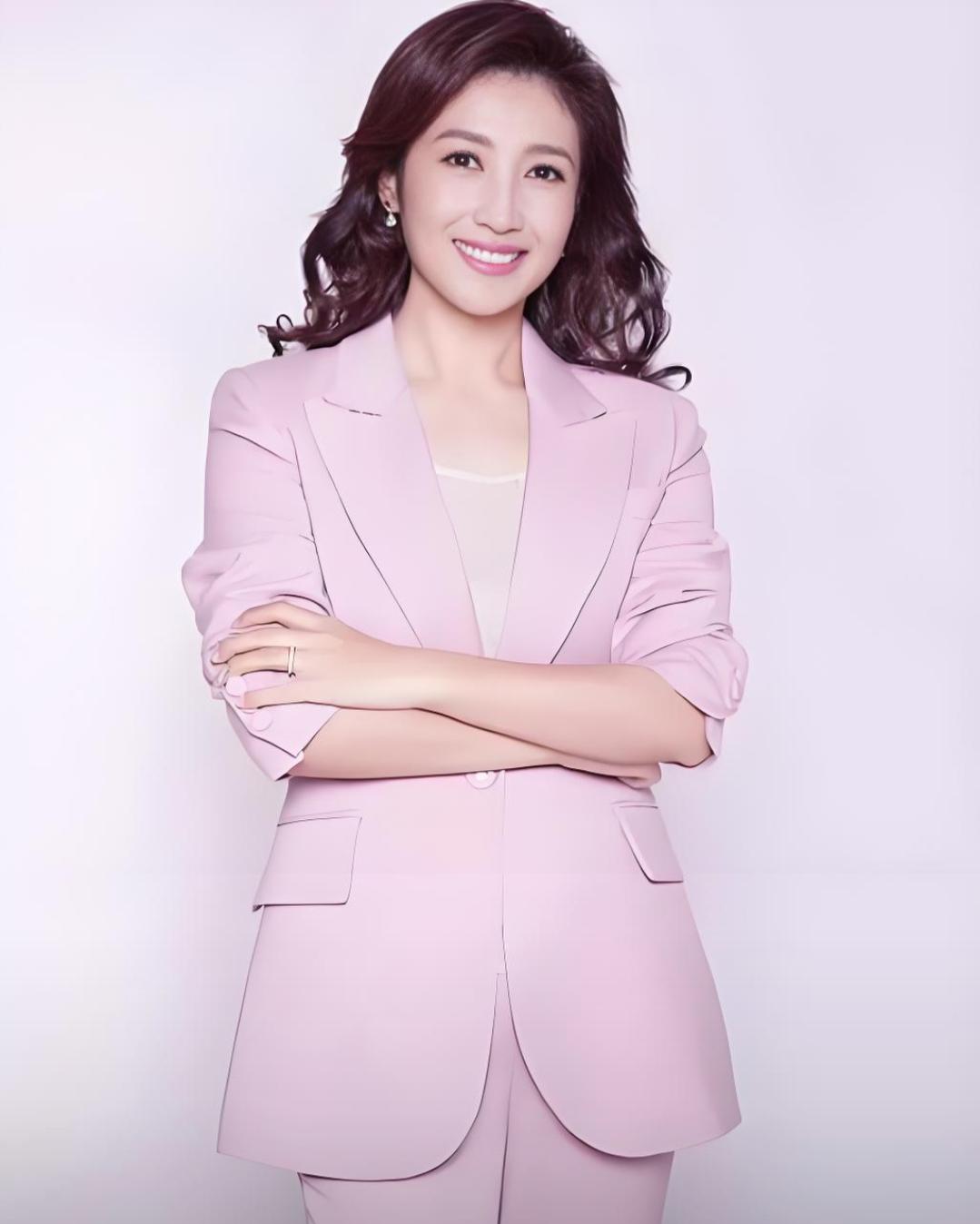 主持人春妮小年扫房子，与刚强北京住大别墅，房子装修豪华有格调娱乐明星