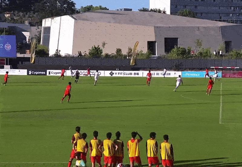 国青0:3输给突尼斯U23的整场比赛，唯一的亮点就是这个镜头，国青右路防守球员迎