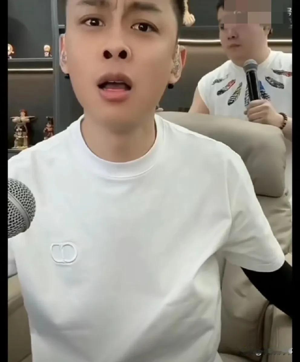 洋洋洋怒怼某人洗自己粉丝，没求过任何人没管任何人借钱，互联网只欠森哥！