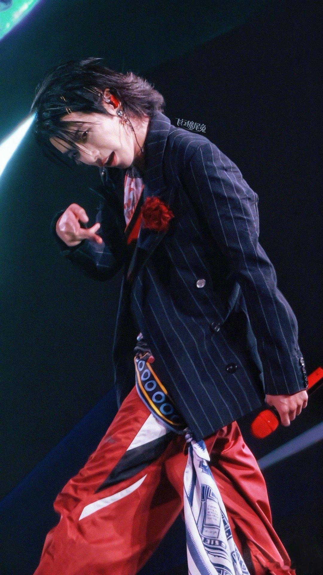 华晨宇穿搭有古早QQ秀那味了华晨宇穿搭太有记忆点！千禧年QQ秀既视感拉满，奔放