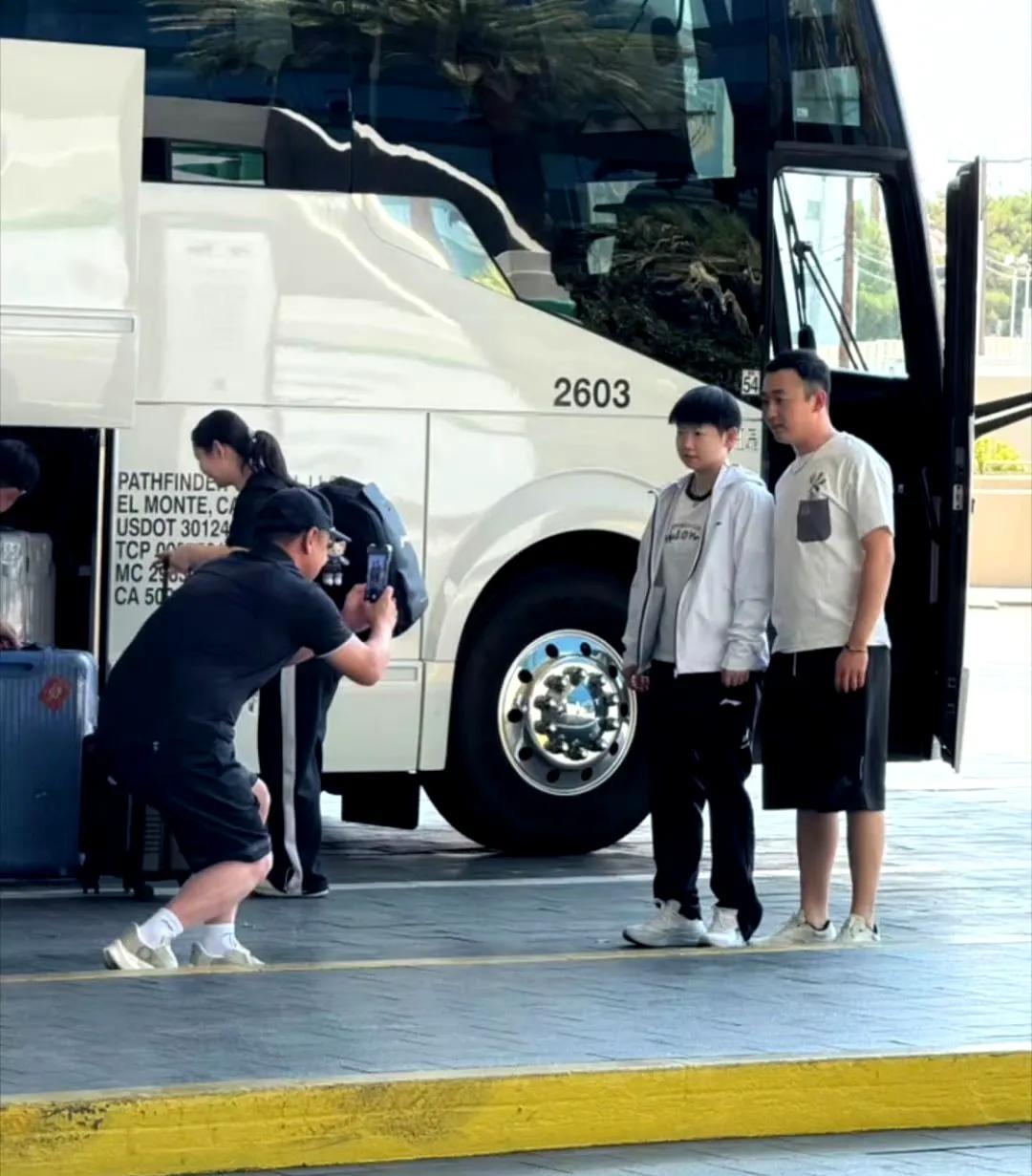 莎莎在拍合照，佳佳在装行李笑不活了，莎莎准备出发了，这位大哥才想起来和莎莎一起