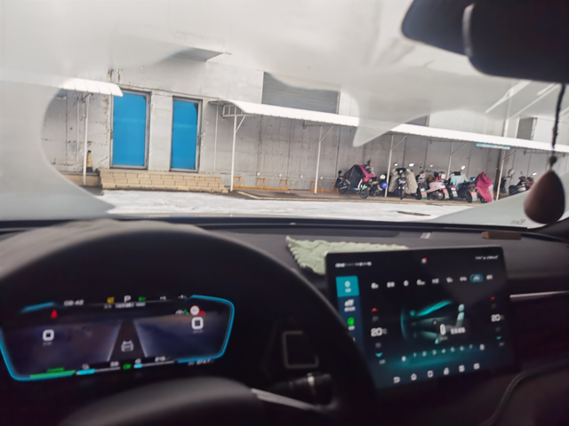 宋plusDMI前挡风口设计失败设计过短，天冷怎么吹都不行，因为没有风