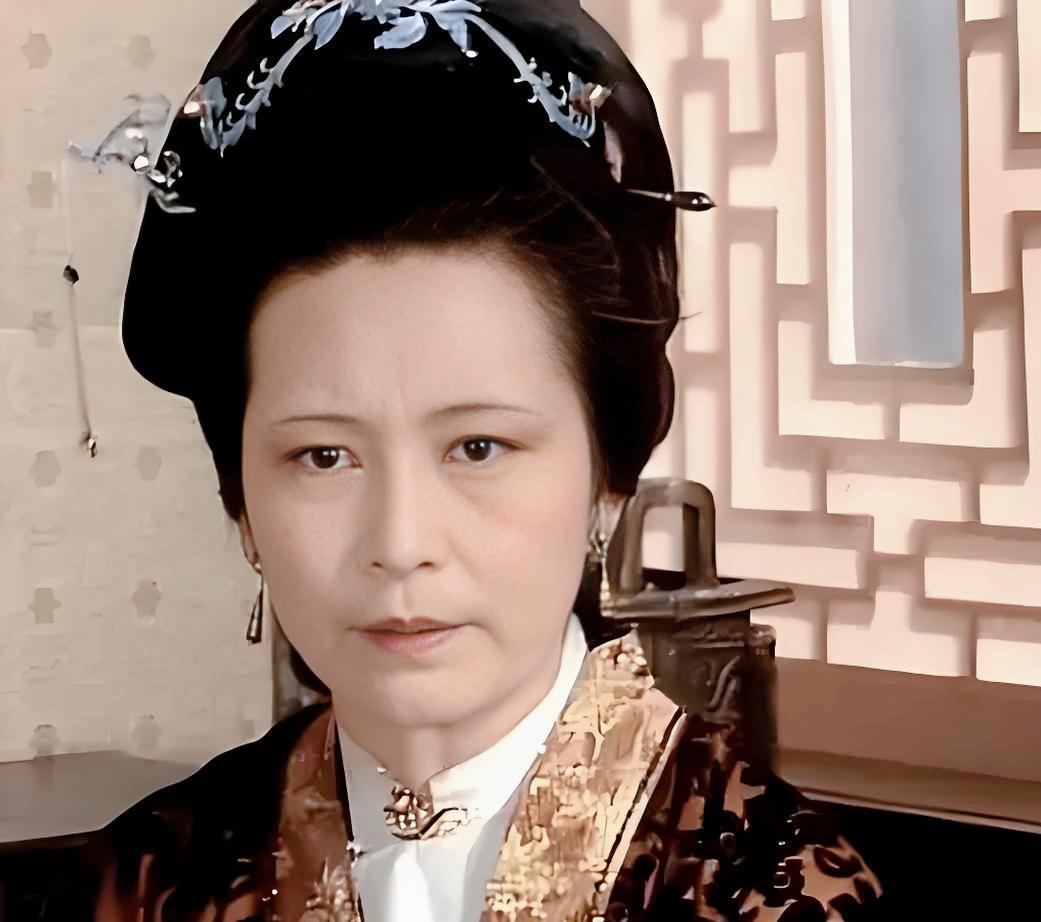 贾政的房里，赵姨娘正给老爷捏肩。王夫人眼皮都没抬一下，只拨弄着佛珠，仿佛眼前这娇