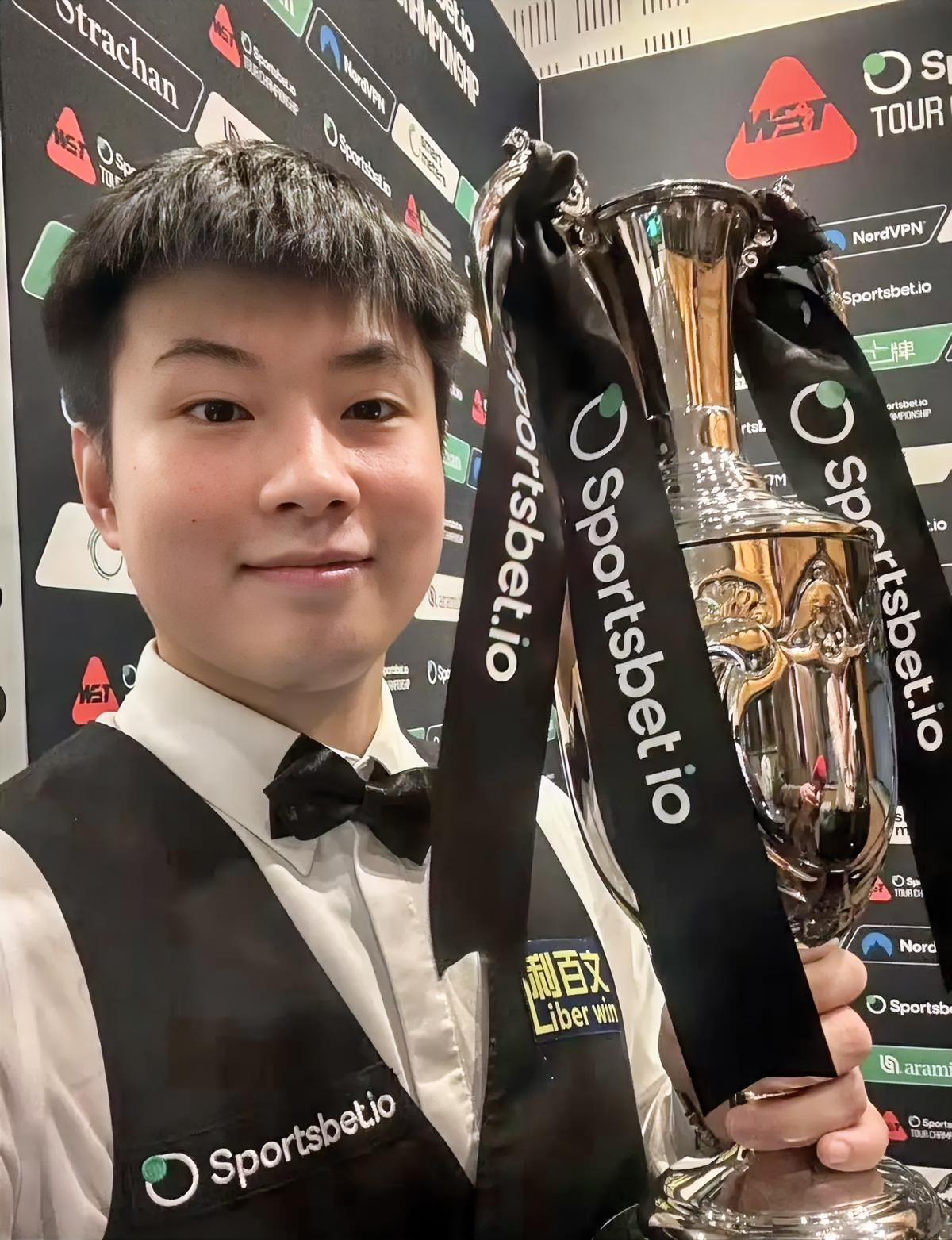 简单查了一下赵心童，不查不知道，一查才发现这小伙儿太有意思啦！他在台球桌上那