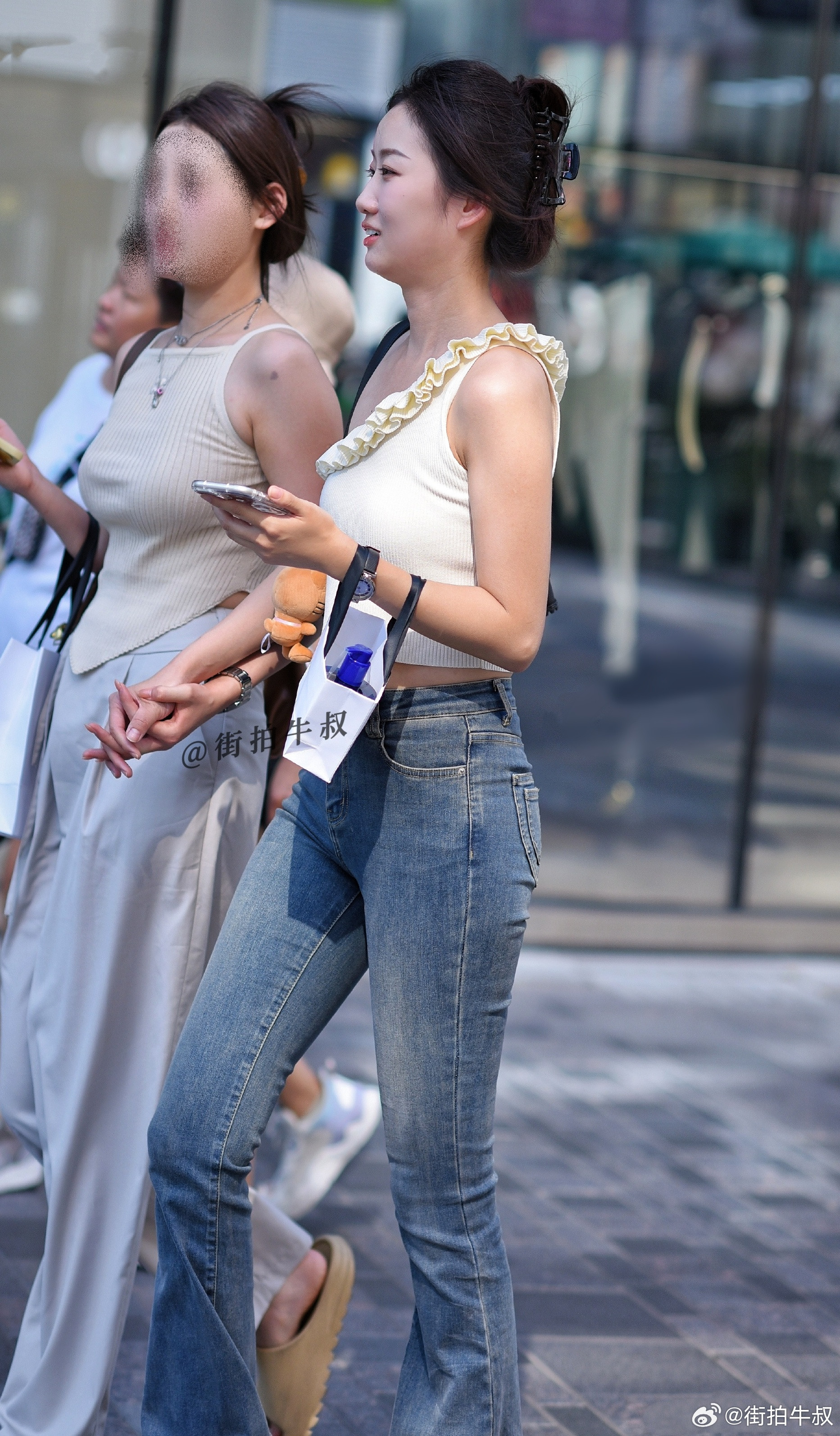 漂亮的斜肩花边背心