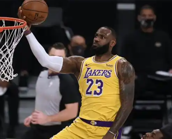 詹姆斯这一手组织在争冠球队里就值3000万啊，今天全队出手平均，团队篮球！！！运