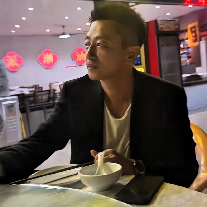 不少网友一直在蹲麻六记新店动态，就在9月28日佛山万象天地门店即将启幕之际，汪小