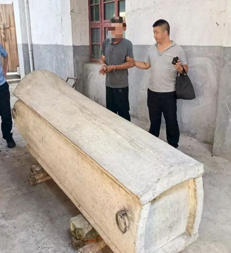 “穷疯了？”湖北通山，69岁老人在8年前准备了一副柏木棺材，存放在猪圈里，7月7