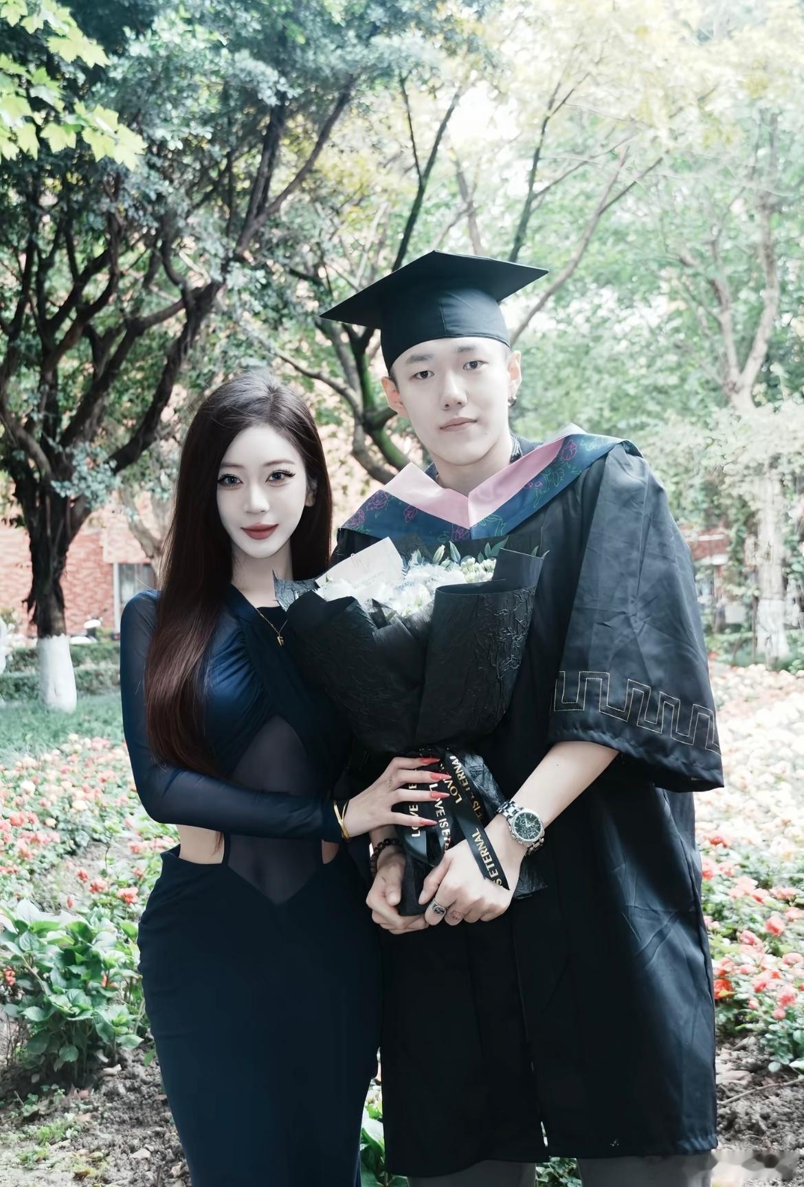 去现场陪男朋友毕业啦