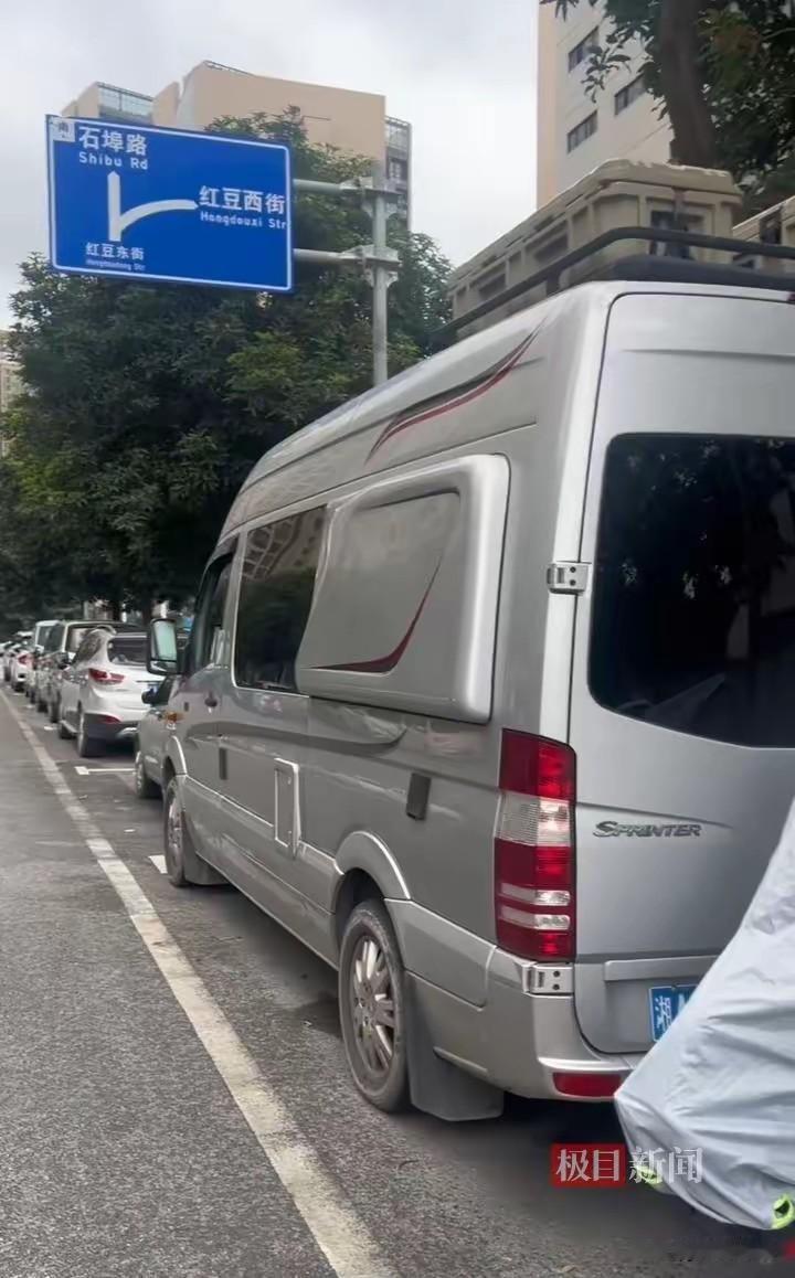 车主把百万奔驰房车停在路边，不上锁，一退伍军人开走带妻女旅游。车主：房车空着也是