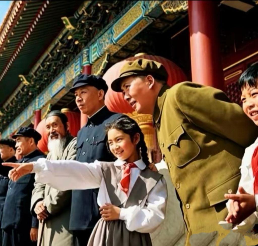 1953年，毛主席和一个小女孩的合影火遍了全国，成了几代人的记忆。天安门城楼